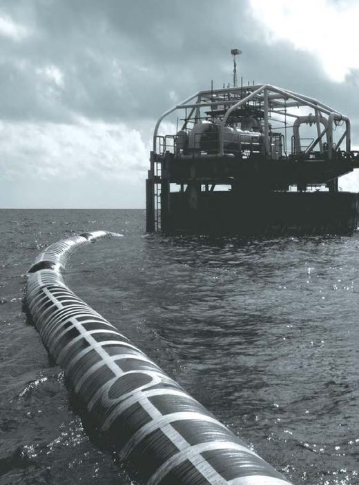 Marine hose Yokohama mengapung di samping terminal lepas pantai